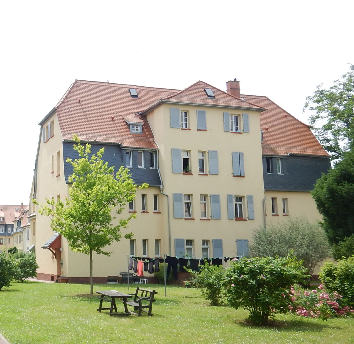 Moderner Wohnkomfort mit neuen Fenstern und Türen in denkmalgeschützter Riederwald-Siedlung